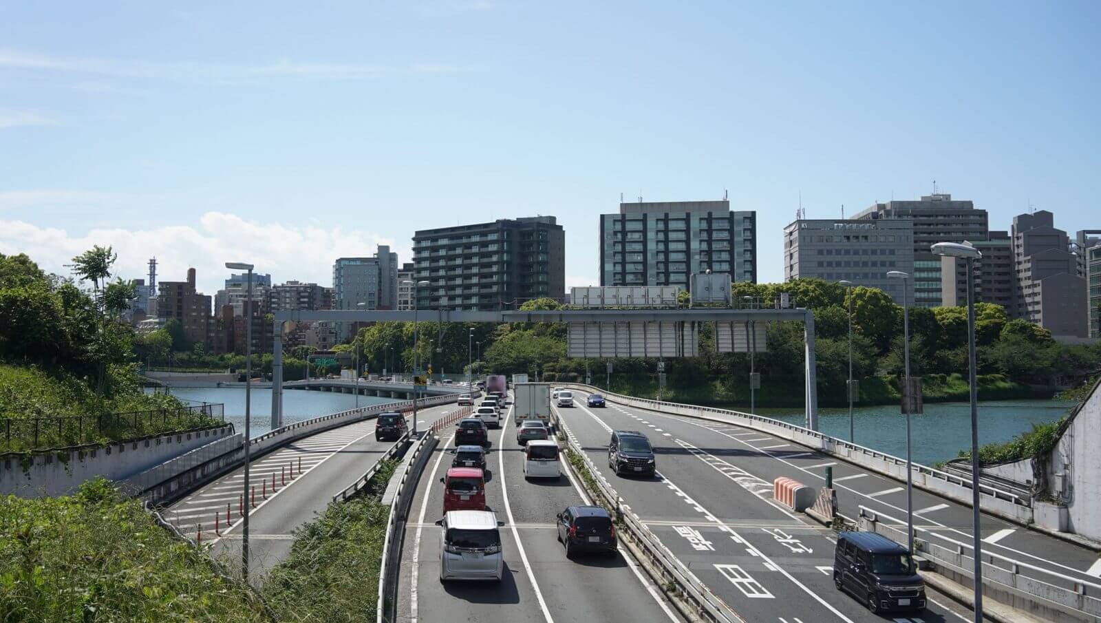 東北自動車道を走行する車列