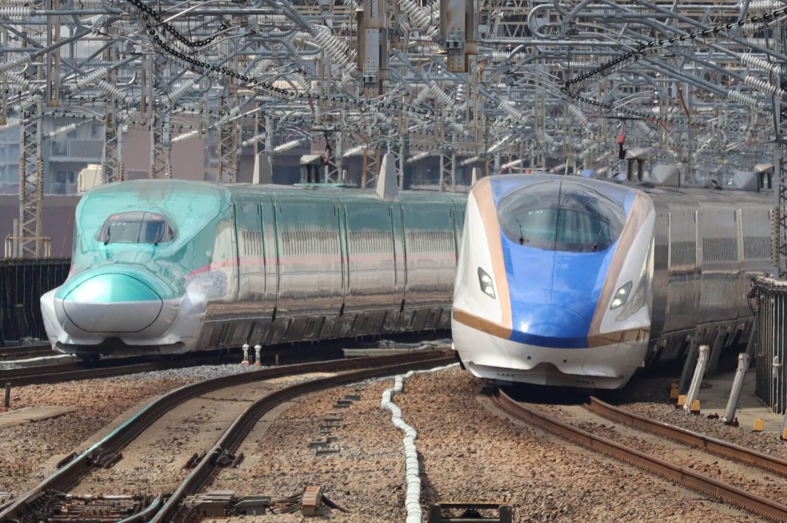東北・上越新幹線と在来線が並ぶ鉄道路線