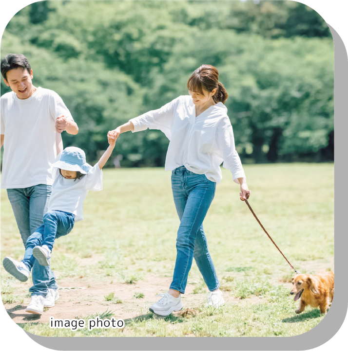 犬の散歩で家族時間を楽しむ